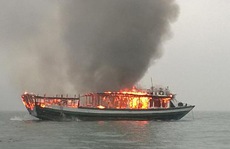 Cháy tàu du lịch trên Vịnh Hạ Long, 17 khách hú vía
