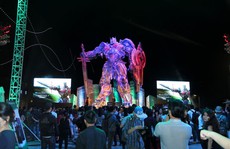 'Đả nữ' Ngô Thanh Vân tạo dáng bên mô hình Optimus Prime