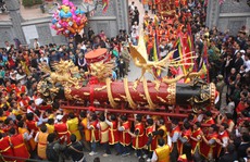 Tưng bừng lễ hội rước 'ông Pháo' khổng lồ Đồng Kỵ