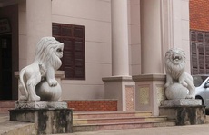 Nhiều công sở ở Nghệ An dùng tượng sư tử đá lạ trang trí