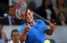 Wawrinka thua sốc đối thủ trẻ, Federer rút lui do bận làm cha