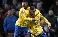 Wilshere và Giroud lập công, Arsenal trở lại ngôi đầu