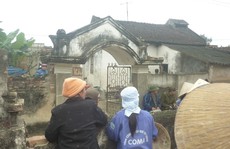 Người đàn ông chết trong tư thế treo cổ, người có nhiều vết chém