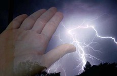 Nghe điện thoại lúc trời giông, 7 nông dân bị sét đánh