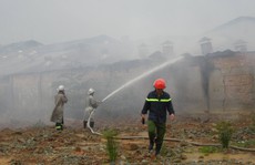 Bình Dương: Cháy lớn công ty gỗ trong mưa to