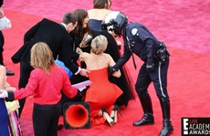 Jennifer Lawrence lại “vồ ếch” ở Oscar 2014