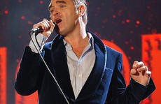 Ca sĩ Morrissey bị “fan” tấn công trên sân khấu