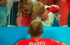 Con trai Robben khóc như mưa khi bố thua trận