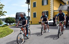 HLV Mourinho tung tăng đạp xe cùng học trò đến sân tập