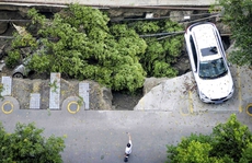 Trung Quốc: Hố tử thần 'nuốt chửng' bãi đậu xe hơi