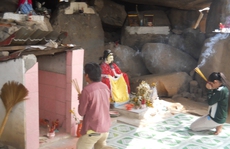 Quảng cáo hang 'thiêng', lừa tiền khách thập phương