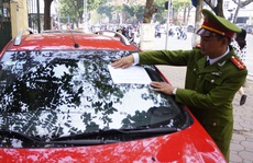 Hà Nội: Công an quận Hoàn Kiếm dán thông báo lên kính xe vi phạm