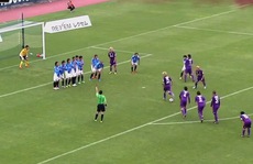 Yokohama “chết” vì pha phối hợp đá phạt dị thường