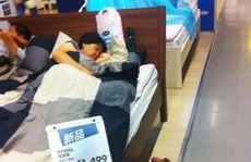 Dân Trung Quốc đổ xô đến cửa hàng nội thất... ngủ trưa