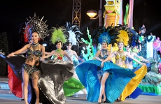 Carnaval Hạ Long 'nóng' vì chân dài