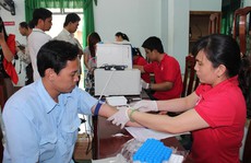 Công nhân tham gia hiến máu tình nguyện