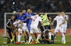 Serbia được xử thắng trong trận đấu đầy bạo lực với Albania