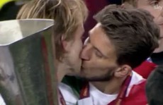 Tiền vệ Sevilla 'khóa môi' đồng đội như trong phim!
