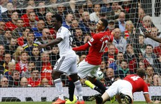M.U - Swansea 1-2: Mở màn ác mộng cho Van Gaal