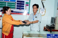 Nhặt được ví tiền, tiểu thương trả lại người mất