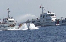 Tàu Trung Quốc dàn hàng ngang đồng loạt tăng tốc, hú còi