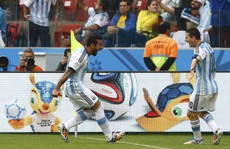 Bị phàn nàn, Lavezzi xịt nước vào mặt HLV