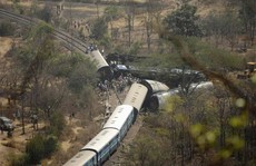 Sập cầu ở Trung Quốc, trật bánh xe lửa tại Ấn Độ