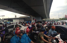 Hàng trăm người trú mưa ở gầm cầu vượt làm giao thông hỗn loạn