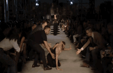 Siêu mẫu Candice Swanepoel “vồ ếch” trên sàn catwalk
