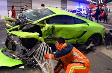 Trung Quốc: Lamborghini tông Ferrari, xé toạc đường hầm