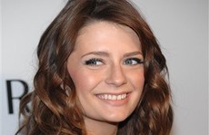 Diễn viên Mischa Barton kiện mẹ ruột ăn cắp tiền