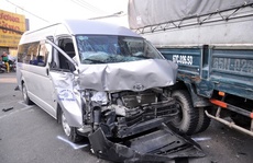 Chờ đèn đỏ, 6 xe tải, ô tô bị tông nát bét, 5 người bị thương