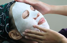 Khổ thân vì… đắp mặt nạ