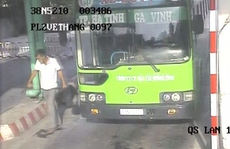 Đâm thủng bụng nhân viên xe buýt rồi nhảy xuống xe tẩu thoát