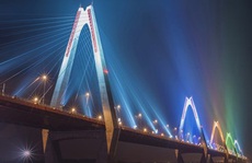 Cấm xe cộ lên cầu Nhật Tân khi bắn pháo hoa đêm giao thừa