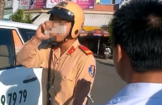 Bị ngưng việc vì quay clip CSGT?