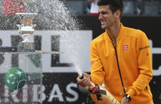 Lần thứ 4 chinh phục Rome Masters, Djokovic ăn mừng với cameraman