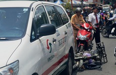 Tông móp xe taxi, thanh niên đi 'xe mù' bị thương nặng