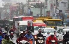 Giao thông hỗn loạn quanh ngã tư Hàng Xanh vì người trú mưa