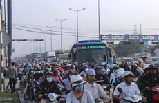 Phí xe máy như “muối bỏ biển” để bảo trì đường sá