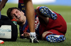 Messi chấn thương nghỉ 8 tuần, Barcelona mất ngôi đầu trước Villarreal