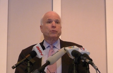 TNS McCain: Đến lúc dỡ bỏ lệnh cấm vận vũ khí với Việt Nam