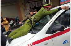 Hà Nội: Công an bị taxi đi vào đường cấm hất lên nắp ca-pô