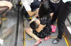 Hà Nội: Bé trai bị kẹt chân ở thang cuốn, bố mẹ hoảng loạn