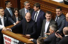 Thủ tướng Ukraine đối mặt sức ép từ chức