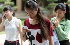 Móc túi bằng cả 2 tay