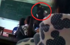 Nữ sinh túm tóc, đánh giáo viên ngay trên bục giảng