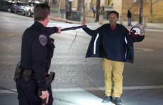 Mỹ: Cầm cây chổi, thiếu niên da màu vẫn bị cảnh sát bắn