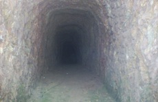 Bí thư đào hầm xuyên núi: 'Muốn sống tốt sao khó thế?'