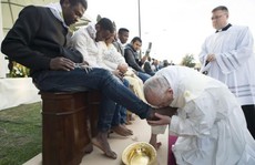 Giáo hoàng Francis rửa chân cho người tị nạn Hồi giáo